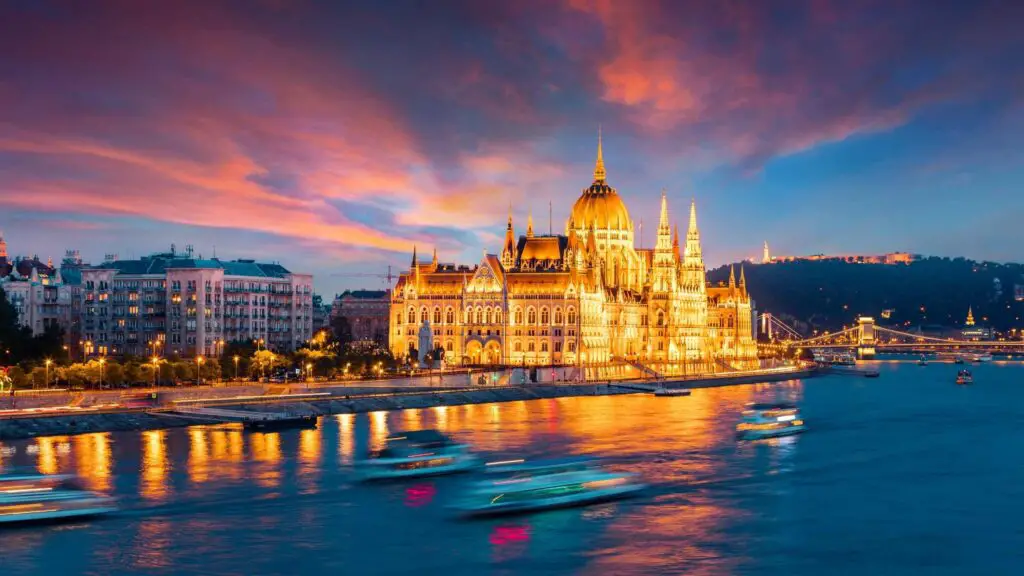things to do in Budapest at night