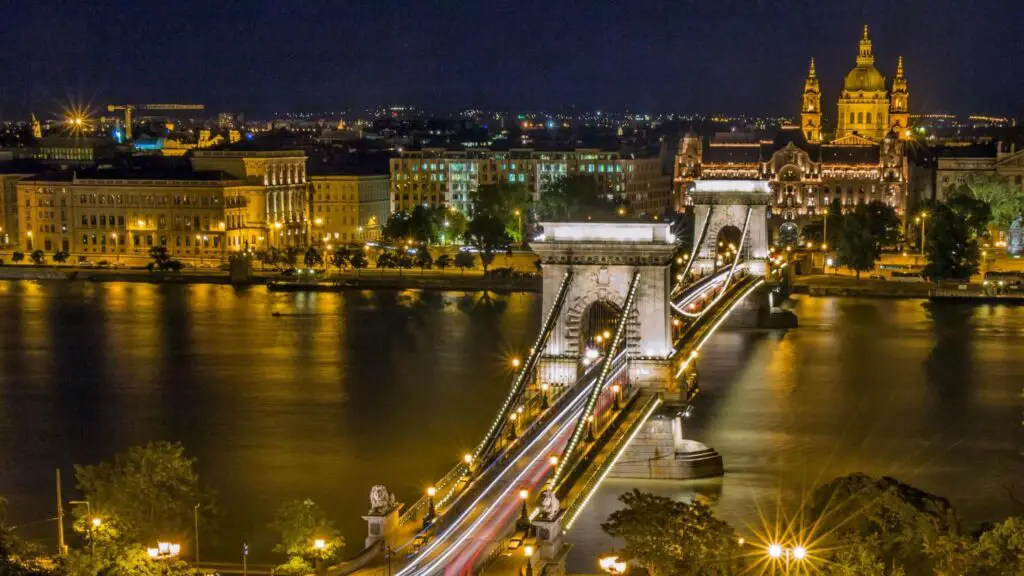places to visit in Budapest at night