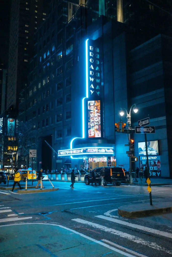 places to walk around in nyc at night