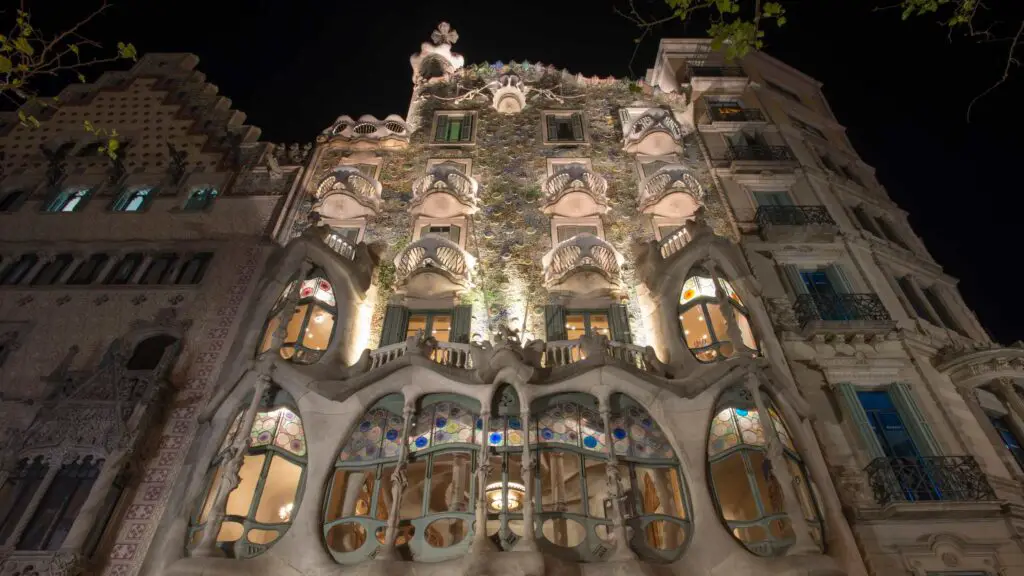 barcelona places to visit at night