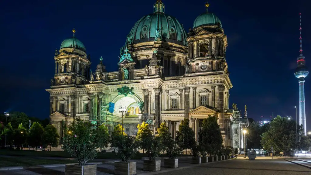 places to go in Berlin at night