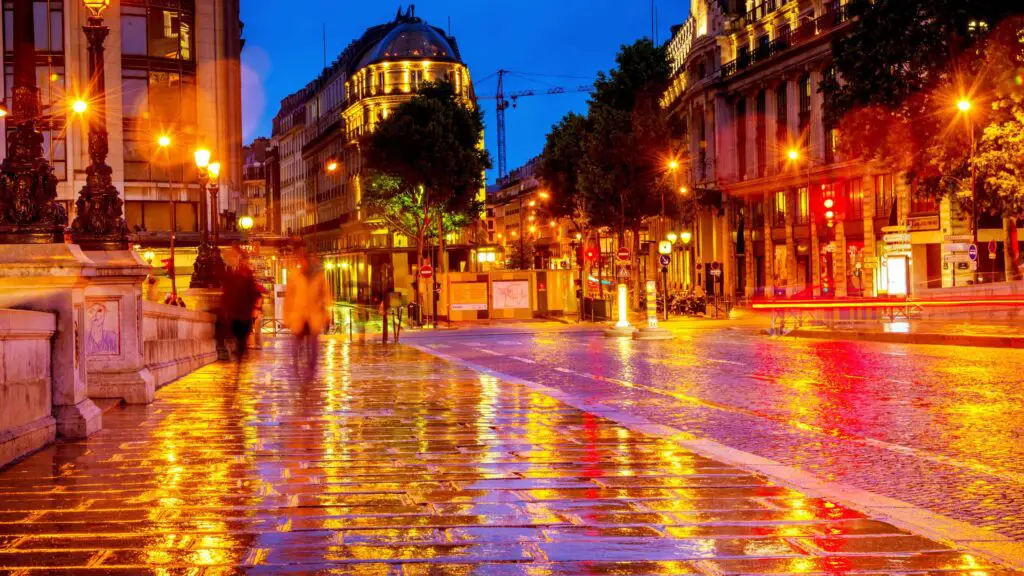 fun things to do in Paris at night