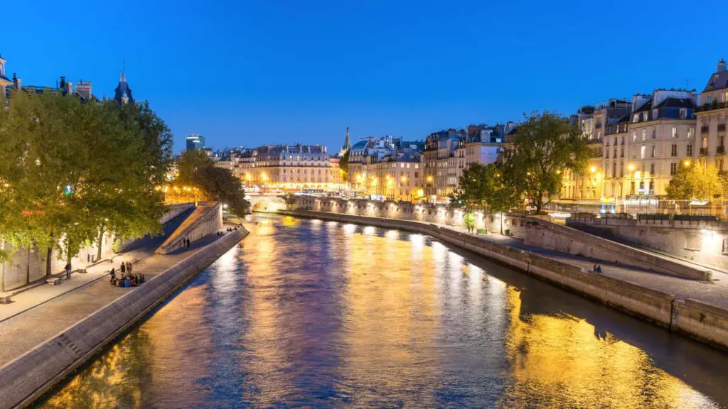 paris places to visit at night