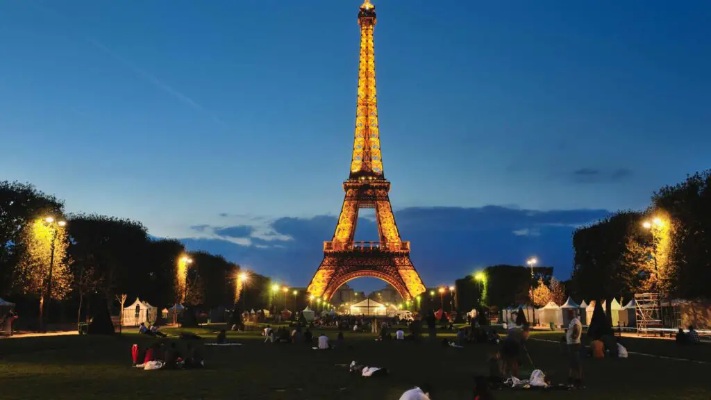 paris places to visit at night