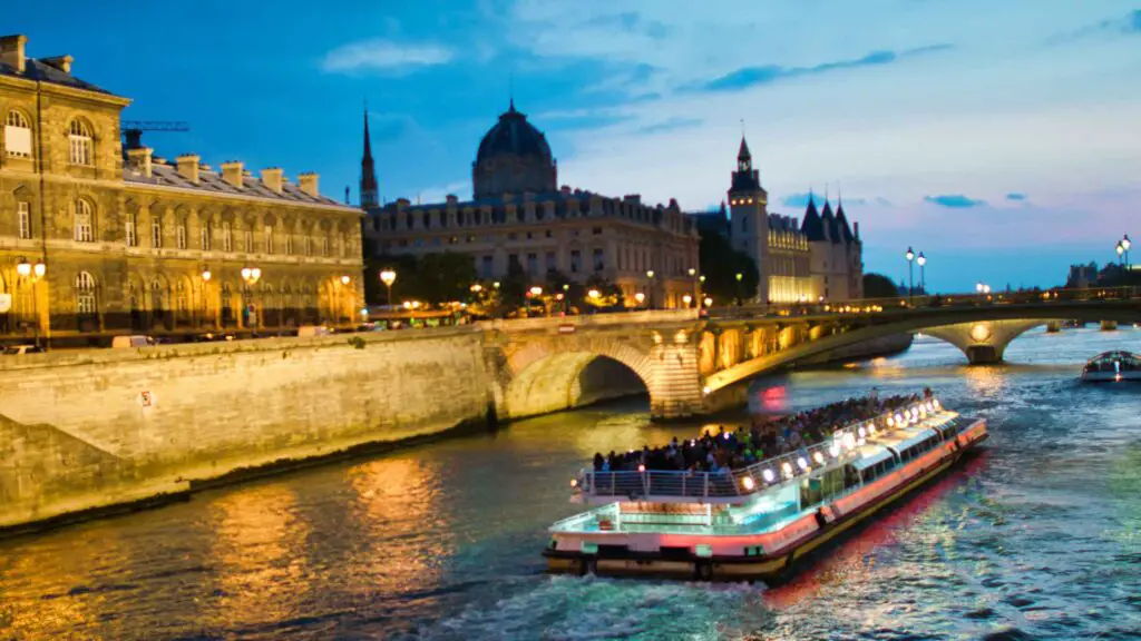 places to visit in paris night