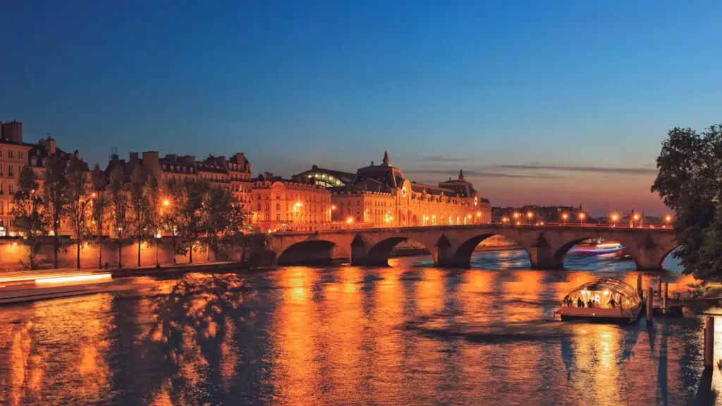 places to visit in paris night