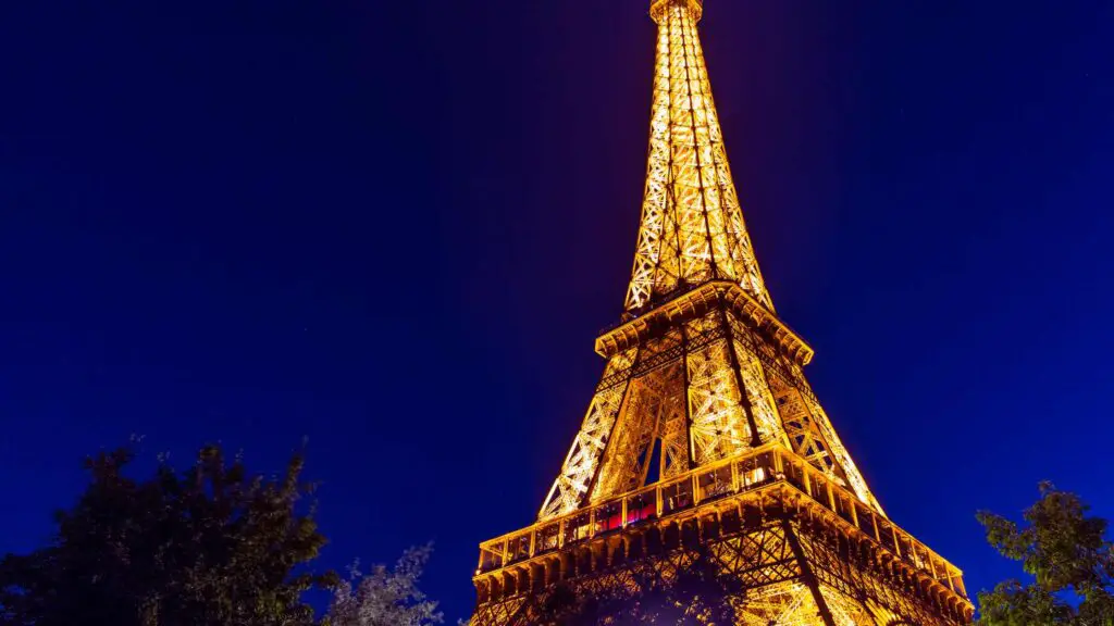 what to do in Paris at night for free