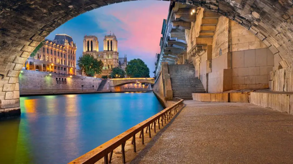 fun things to do in Paris at night