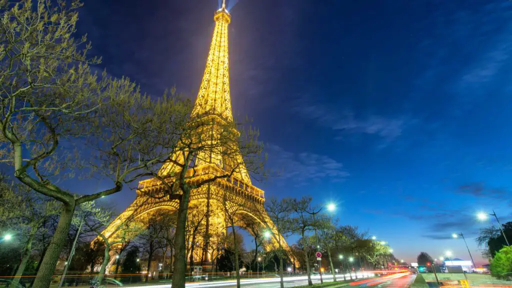 things to do in Paris at night with family