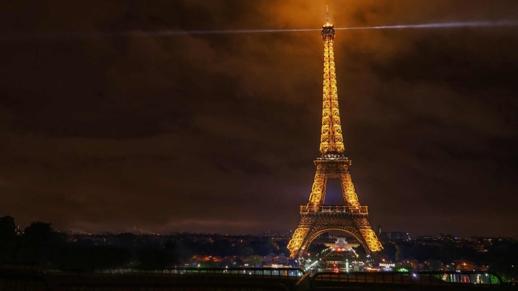 things to do in Paris at night alone